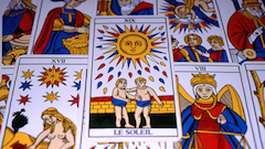 Visualisation de plusieurs cartes d'un tarot divinatoire